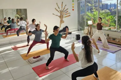 Grupo pequeno praticando yoga